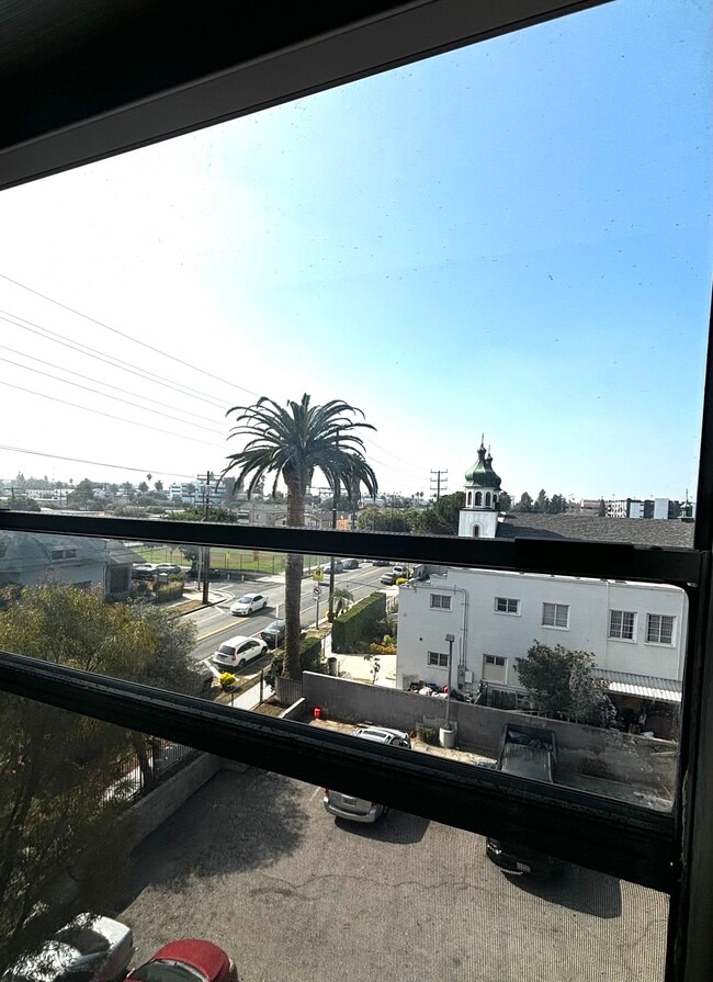 Building Photo - 4015 Melrose Ave