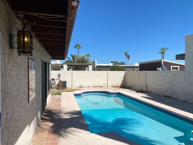 Building Photo - Charming 3 bedroom, 2 bath with Pool