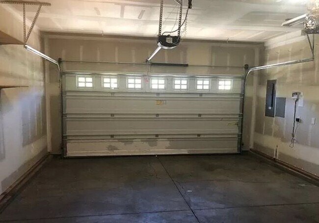 Building Photo - 3 Bed/2.5 Bath Single Family Home in River Canyon Estates