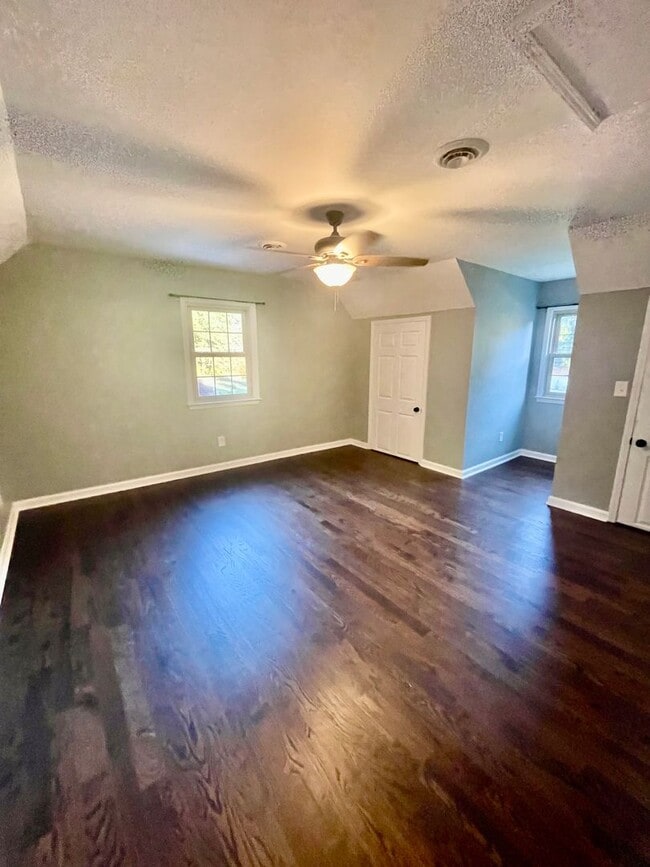 Building Photo - Welcome to this stunning 3-bedroom, 2.5-ba...