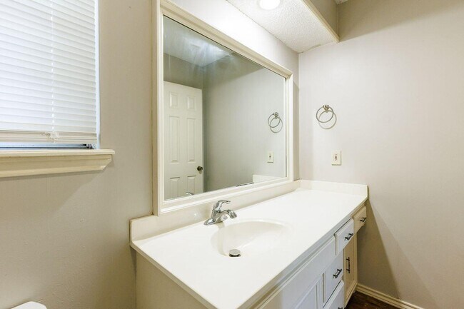 Building Photo - 6411 York Dr