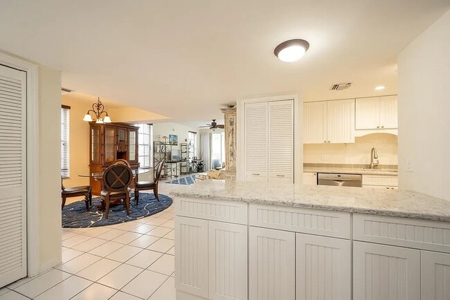 Building Photo - 833 Eisenhower Dr