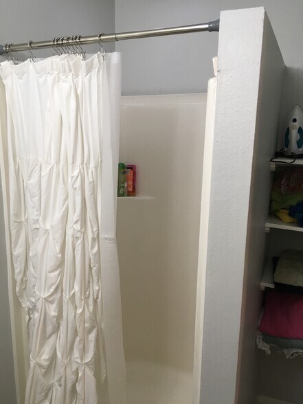 Full shower stall in guest bath - 4302 Duval Street