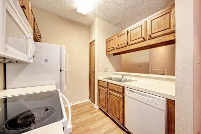 Building Photo - PRELEASE 8/15/2025 2 bed 2 bath