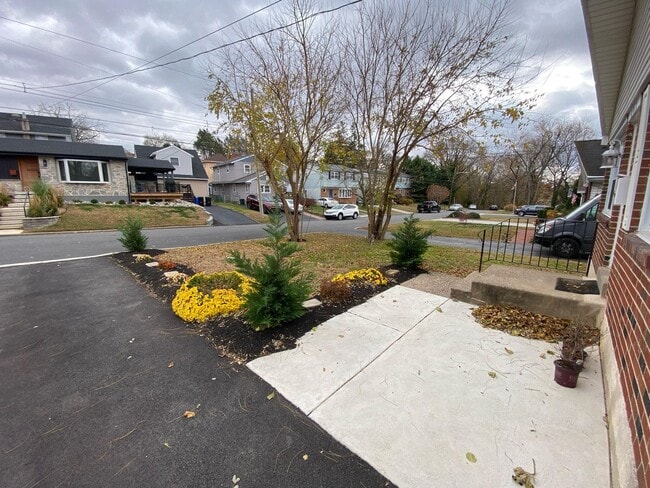 Building Photo - Renovated 3 Bed Single Family Ranch Home on Quite Cul De Sac