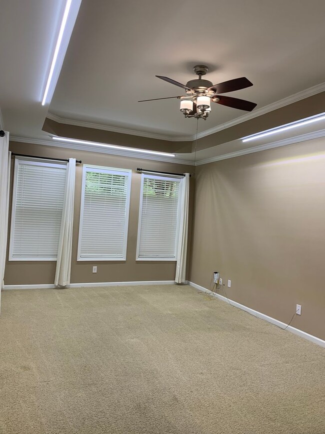 Building Photo - 4 bed 2 bath