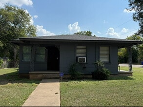 Building Photo - "Charming 1-Bedroom Duplex Retreat in Waco...