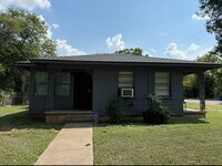 Building Photo - "Charming 1-Bedroom Duplex Retreat in Waco...