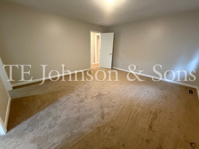 Building Photo - Charming 3 Bedroom Home Near Country Club ...