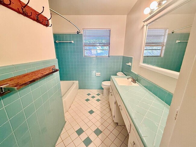 Building Photo - 2411 S 5th St