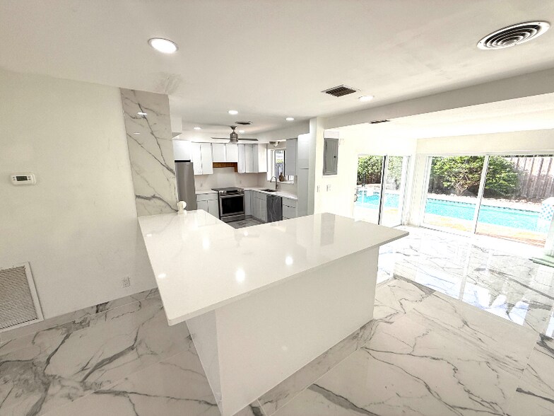 Building Photo - 2685 SE 5th St