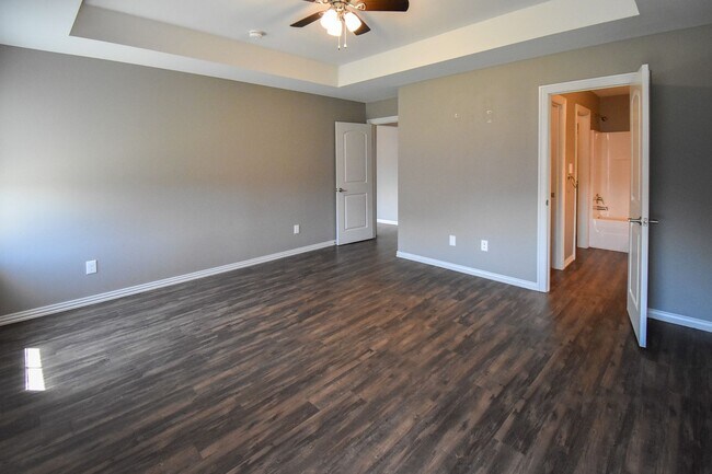 Building Photo - Stunning 3 bedroom, 2 bathroom Home availa...