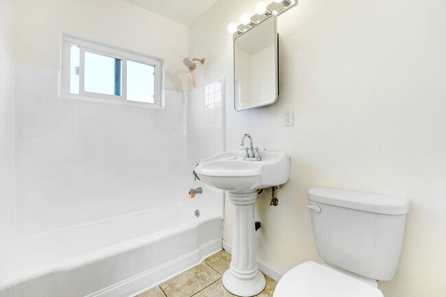 Building Photo - This upstairs 2 bed / 1 bath apartment in Echo Park is now available - With parking and in-unit l...