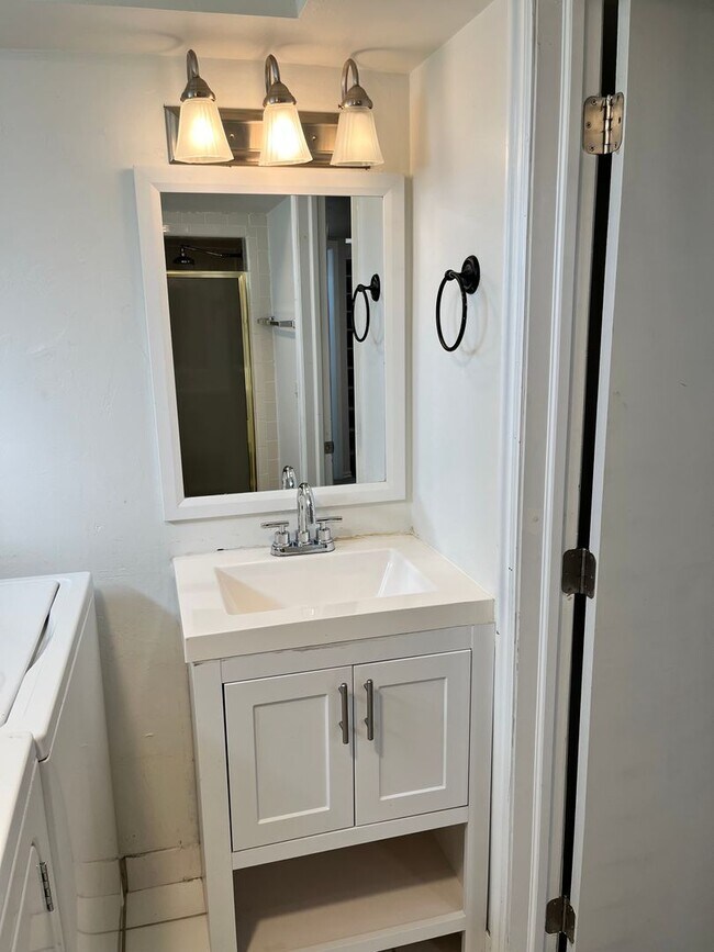 Building Photo - Charming 4 Bedroom 2 Bath Home in Sugarhouse!