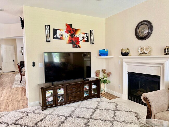 Building Photo - Great 5 Bedroom 3 Bathroom 2,400 sqft. Hom...