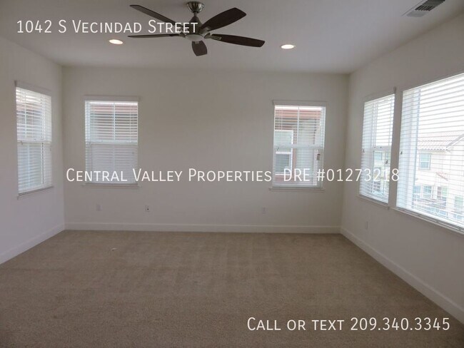 Building Photo - 1042 S Vecindad St