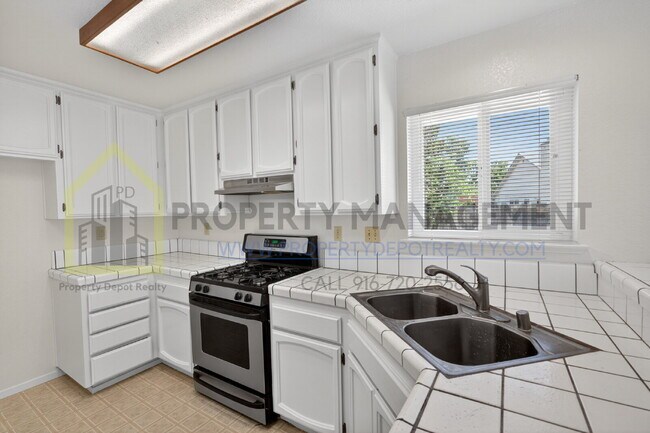 Building Photo - Spacious 3-Bedroom Retreat with 2.5 Baths in Prime Elk Grove Location