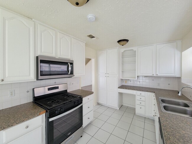 Building Photo - Welcome to this beautiful 2 story, 4 bedroom 2.5 bath home. Spacious living area with high ceilin...