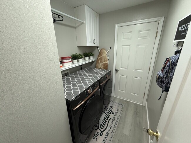 Building Photo - "Spacious 3-Bedroom Retreat with Bonus roo...