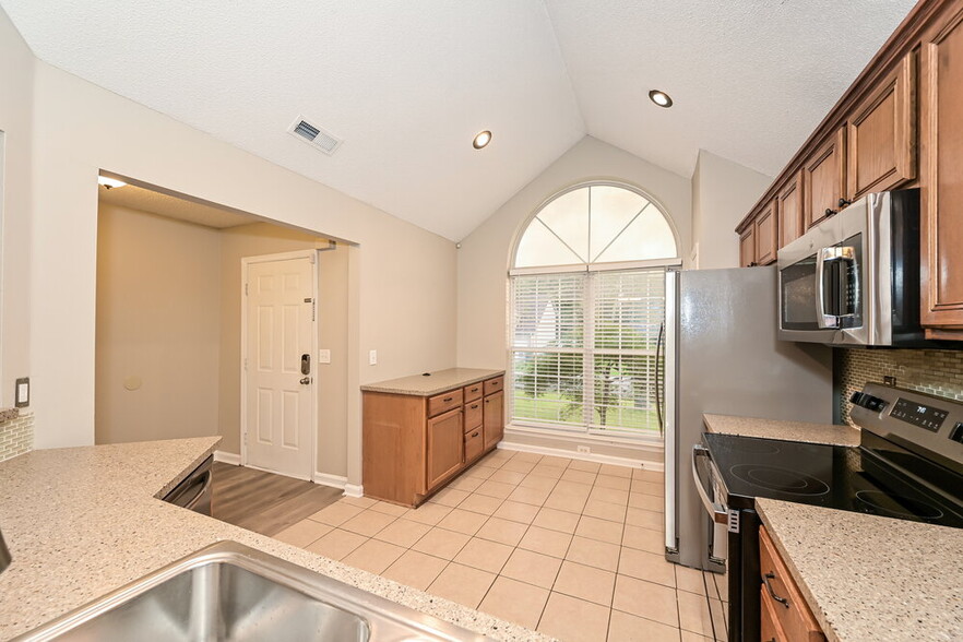 Building Photo - 2204 Joann Dr