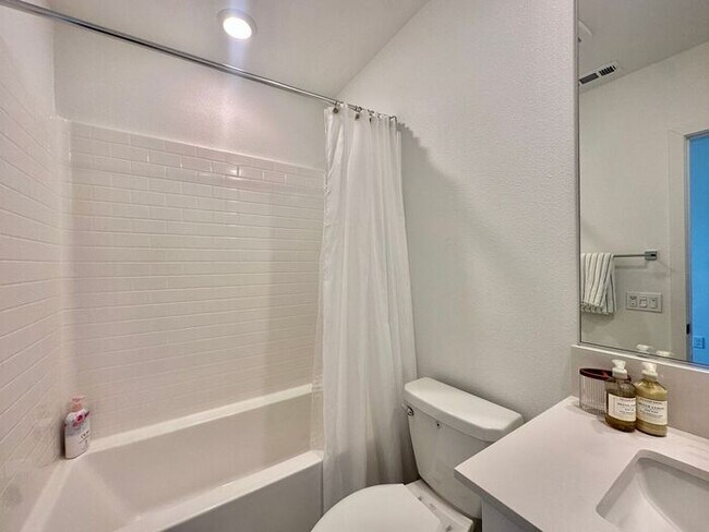 Building Photo - Modern 3BR Townhome in Ocean View Hills with Attached Garage & Open Floor Plan