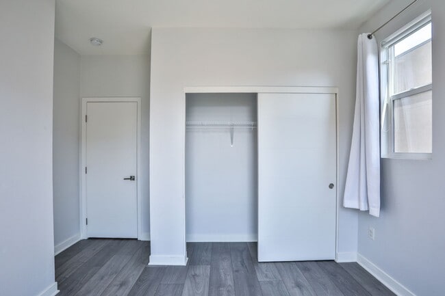 Building Photo - 3 bedroom 2.5 bath in Gated Community