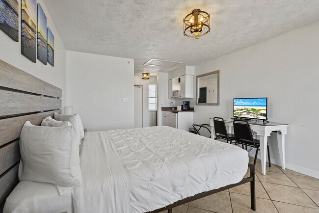Building Photo - 110 S Ocean Dr