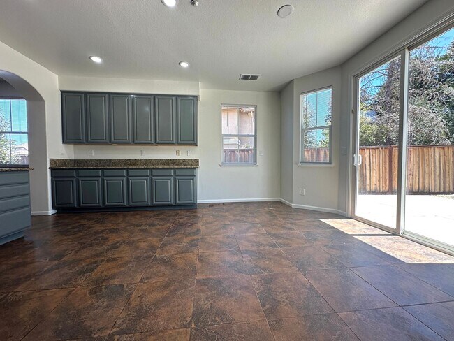 Building Photo - 2608 St Andrews Dr