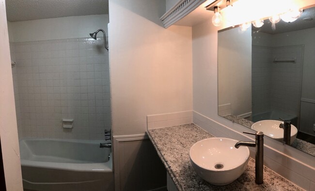 Building Photo - Large 3-Bedroom with Vaulted Ceilings