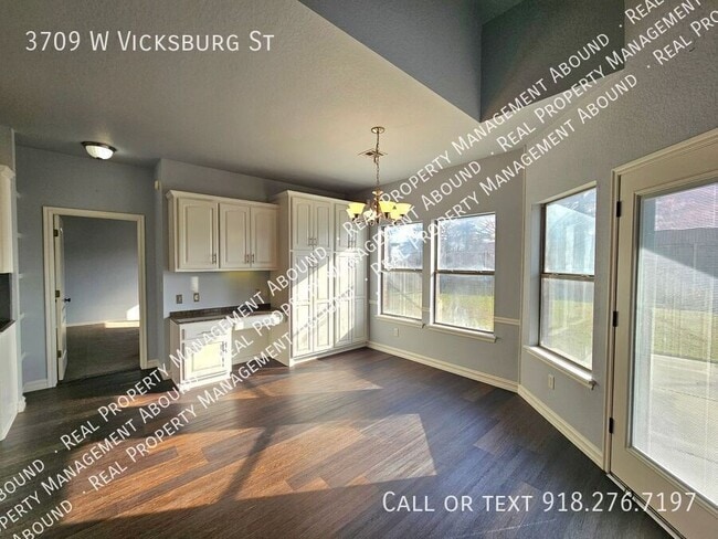 Building Photo - 3709 W Vicksburg St