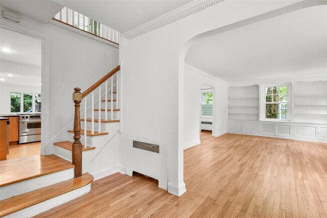 Building Photo - 721 Forest Ave