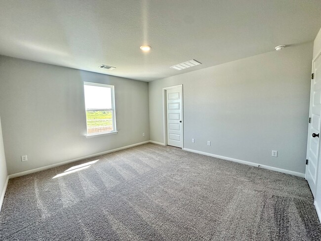 Building Photo - $500 OFF FIRST MONTHS RENT