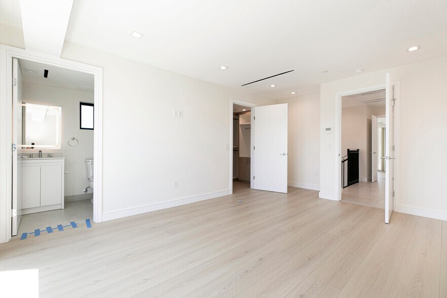 Building Photo - 6426 Varna Ave