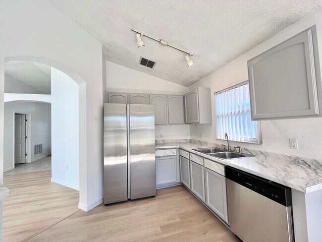 Building Photo - Beautifully Updated 3 bedroom 2 bath home ...