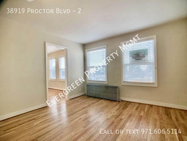 Building Photo - Charming Studio Apartment in Sandy! | $1,195