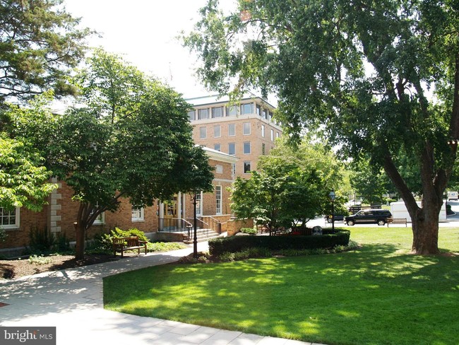 Building Photo - 25 Palmer Square W