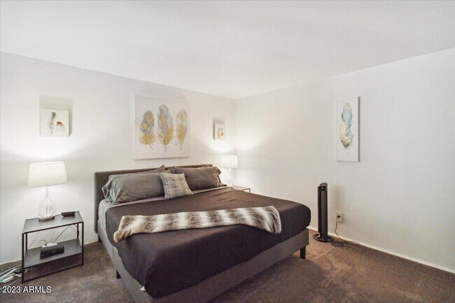 Building Photo - 7625 E Camelback Rd