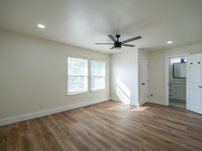 Building Photo - 201 Mockingbird Ln W
