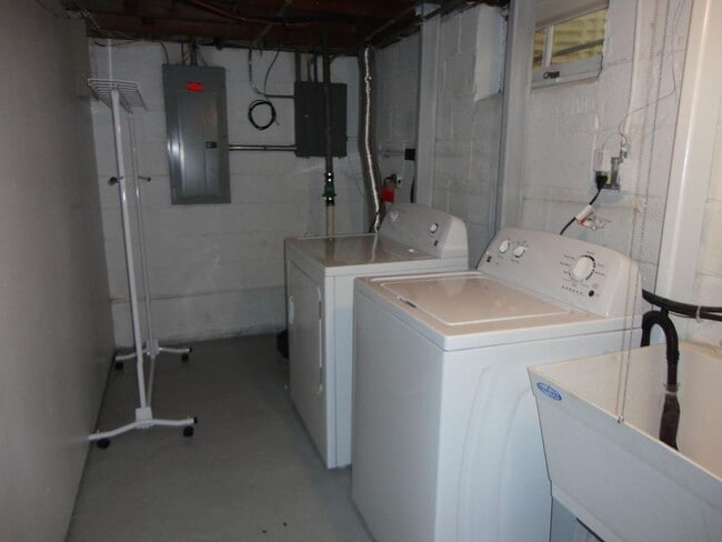 Building Photo - 7422 N Navajo Rd