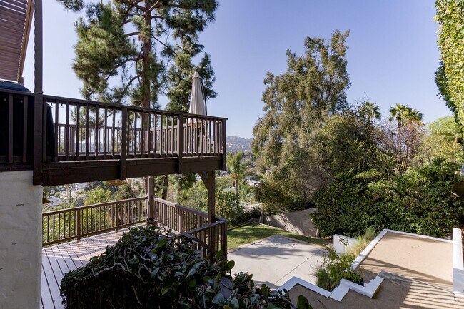 Building Photo - Charming Spanish Style Home in Silver Lake...