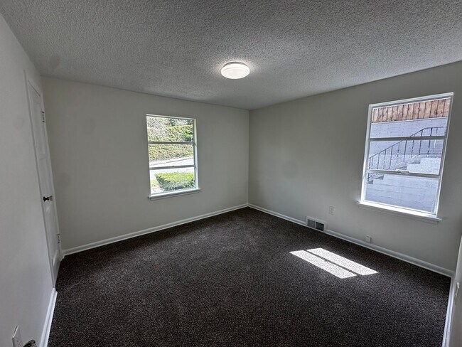 Building Photo - 2bd/1ba Seattle Home