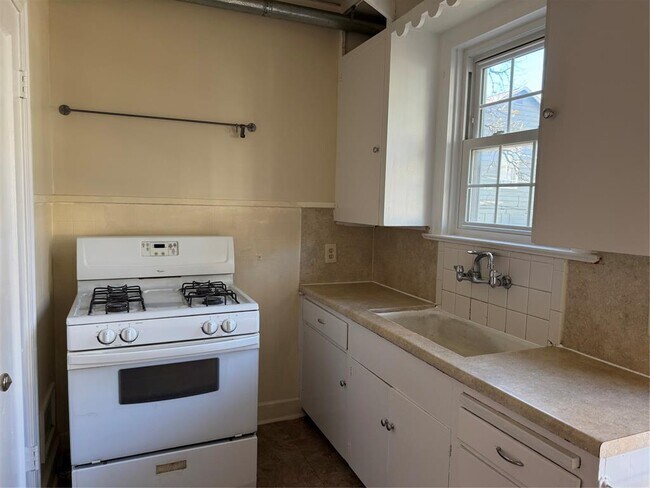 Building Photo - 703 W 35th St