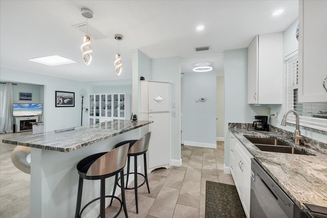 Building Photo - BENEVA & CLARK RD / VILLA