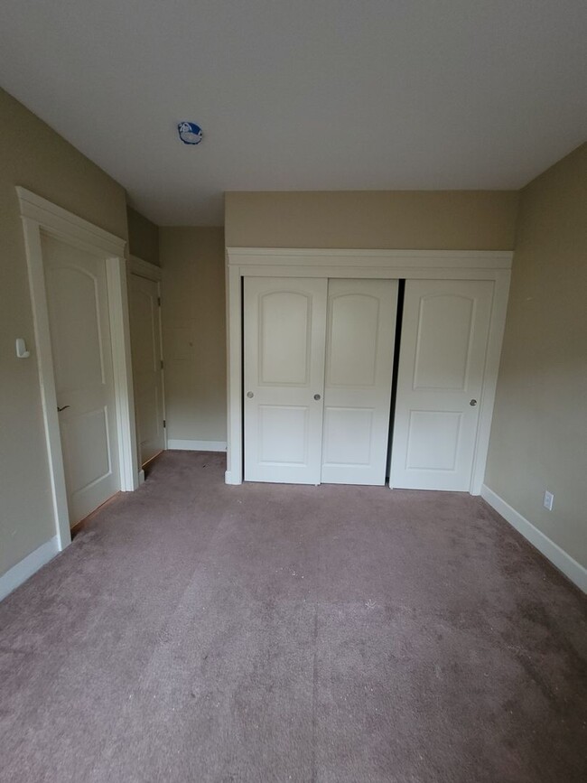 Building Photo - Contemporary Condo in Johns Landing
