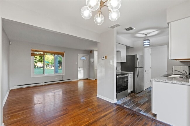 Building Photo - 1S239 Stratford Ln