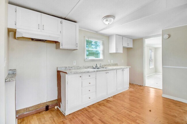 Building Photo - Newly Renovated! 3 Bedroom | 2 Bathroom Mo...