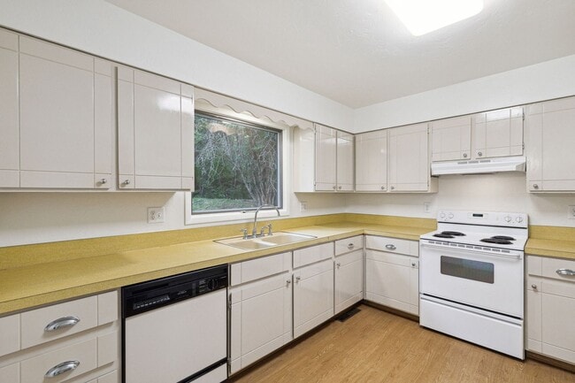 Building Photo - 3 Bed, 2.5 Bath House in the Rattlesnake