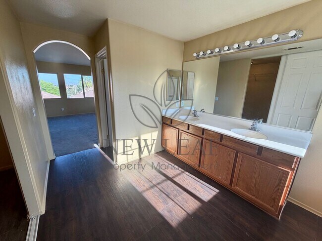 Building Photo - 4 bedroom 3bath 3 car garage in Victorville