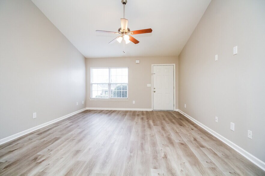 Building Photo - 913 Birchmill Point S