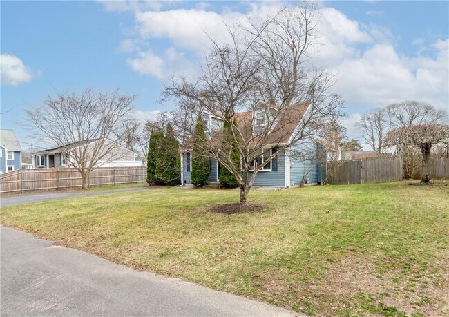 Building Photo - 32 Hamlin Ave